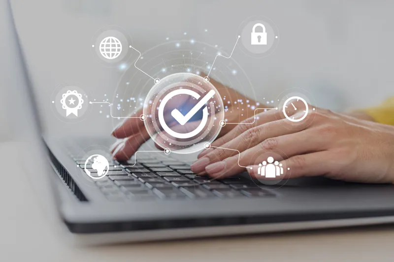 persona al computer con icone vettoriali